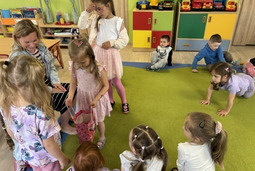 Dziękujemy mamie Julki i Oli za przeczytanie bajki.