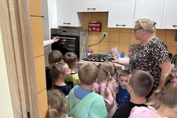 Przedszkolaki wykonują słodkie upominki dla rodziców.