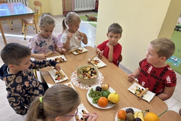 "Kubusie Puchatki" wykonały sałatkę owocową.