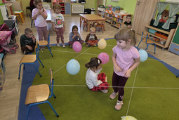 Kangurki - tworzymy wełnianą pajęczynkę i bawimy się balonami rozwijając współpracę, sprawność rucho